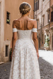 Vestido de novia midi de encaje blanco con hombros descubiertos y apliques