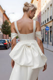 Mini vestido de novia con lazo y tubo de hombros descubiertos blanco