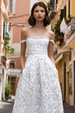 Vestido de novia midi blanco con hombros descubiertos de encaje