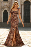 Vestido largo de graduación con tirantes estampados de leopardo marrón sirena y con abertura