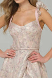 Vestido largo de graduación rosa con corsé floral y abertura