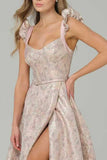 Vestido largo de graduación rosa con corsé floral y abertura