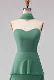 Vestido largo de dama de honor verde con volantes y línea A y bufanda en el cuello