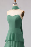 Vestido largo de dama de honor verde con volantes y línea A y bufanda en el cuello