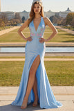 Vestido largo de sirena de satén azul claro con cuentas y cuello en V con abertura y brillante