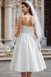 Vestido de novia blanco de tirantes finos con lazo