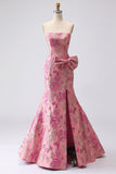 Vestido largo de graduación Jacquard sin tirantes con lazo sirena fucsia y abertura