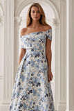 Vestido de Madre de la Novia con una flor azul de hombro descubierto en línea A