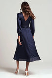 Vestido formal de satén azul marino con escote en V y manga larga arrugada