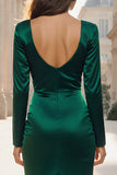 Vestido formal largo de satén verde oscuro con escote en pico y abertura