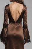 Vestido formal de satén café con escote en V y funda larga con abertura