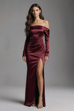 Vestido formal largo de satén con funda burdeos y hombro largo y abertura