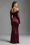 Vestido formal largo de satén con funda burdeos y hombro largo y abertura