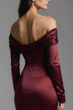 Vestido formal largo de satén con funda burdeos y hombro largo y abertura