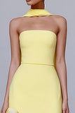 Vestido formal amarillo sin tirantes con cinta