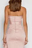 Vestido largo de satén rosa sin tirantes con volantes