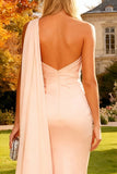 Vestido formal rosa de sirena de un hombro fruncido con serpentina lateral