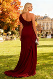 Vestido formal largo de sirena burdeos con franzilla y capa lateral
