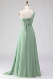 Vestido de dama de honor verde salvia de línea en A un hombro largo con abertura