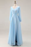 Vestido de invitado largo de chiffon azul celeste con escote en V y abertura