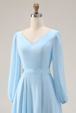 Vestido de invitado largo de chiffon azul celeste con escote en V y abertura
