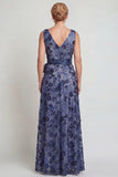 Vestido largo de Madre de la Novia con flor azul oscuro y escote en V con línea en A y moño