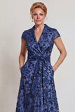Vestido de madre de la novia largo de escote en V azul oscuro con escote en V y línea en A