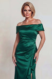 Vestido de satín de la novia verde oscuro con volantes caídos del hombro y abertura