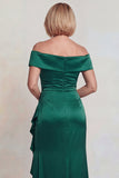 Vestido de satín de la novia verde oscuro con volantes caídos del hombro y abertura