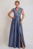 Vestido de la madre de la novia con líneas de satén y apetecido en raso