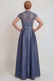 Vestido de la madre de la novia con líneas de satén y apetecido en raso