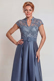 Vestido de la madre de la novia con líneas de satén y apetecido en raso