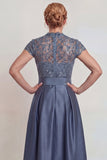 Vestido de la madre de la novia con líneas de satén y apetecido en raso