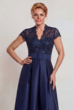 Vestido de la madre de la novia con líneas de satén y apetecido en raso