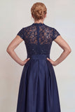 Vestido de la madre de la novia con líneas de satén y apetecido en raso