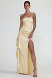 Vestido formal largo y con abertura de satén amarillo claro y funda arrugada, con volantes y abertura