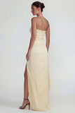 Vestido formal largo y con abertura de satén amarillo claro y funda arrugada, con volantes y abertura