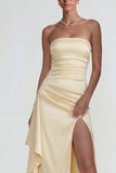 Vestido formal largo y con abertura de satén amarillo claro y funda arrugada, con volantes y abertura