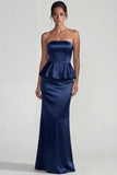 Vestido formal largo y sin tirantes de satén con volantes azul marino