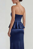 Vestido formal largo y sin tirantes de satén con volantes azul marino
