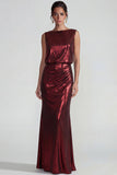 Vestido formal largo de satén metálico burdeos con escote barco