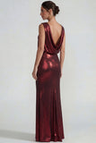 Vestido formal largo de satén metálico burdeos con escote barco