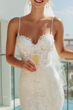 Vestido de novia blanco de encaje con tirantes finos