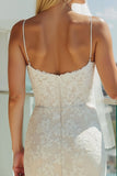 Vestido de novia blanco de encaje con tirantes finos