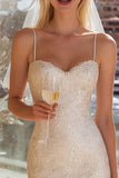 Vestido de novia ajustado con tirantes finos de marfil de encaje