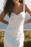 Vestido de compromiso blanco de tirantes gruesos y funda hasta el tobillo