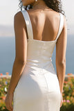 Vestido de compromiso blanco de tirantes gruesos y funda hasta el tobillo