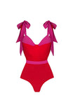 Traje de baño rojo de dos piezas con tirantes finos y vestido de playa
