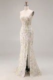 Corsé de Sirena con flor blanca y vestido largo sin tirantes y abertura