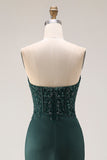 Vestido de graduación de graduación Sirena verde oscuro sin tirantes con corsé aplicado y fruncido y abertura